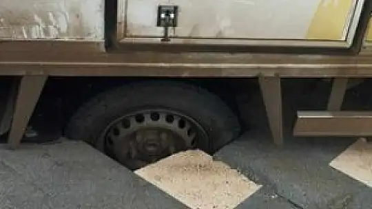 Kamyonetin çıktığı kaldırım çöktü, aracın bir bölümü içine girdi