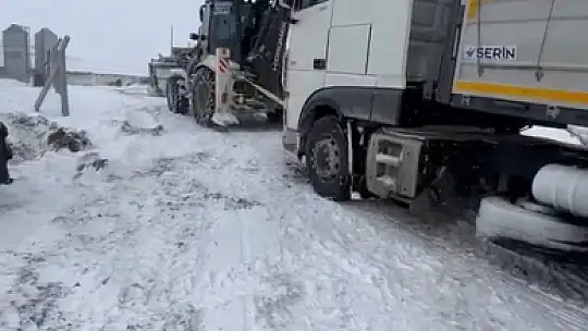 Kar yağışından dolayı yolda kalan tır ekipler tarafından kurtarıldı