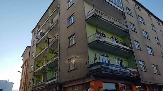 Karakoçan'da ağır hasarlı 11 binada boşaltma işlemi sürüyor