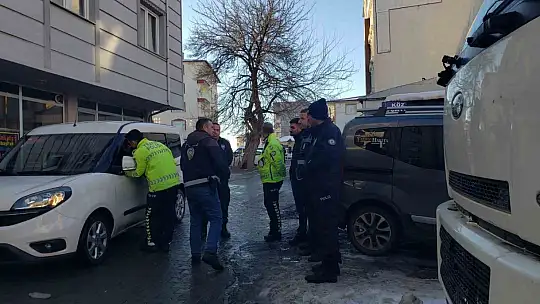 Karakoçan'da ağır hasarlı 11 binada boşaltma işlemi sürüyor