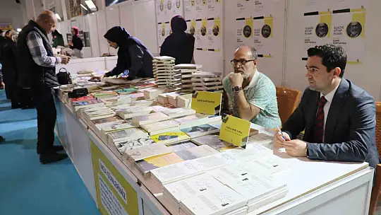 Kaymakam 'yazar' olarak fuara katıldı, öğrenciler şaşırdı