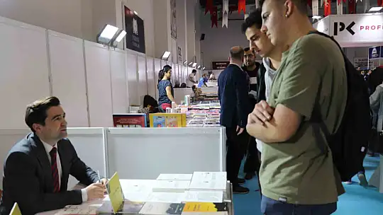 Kaymakam 'yazar' olarak fuara katıldı, öğrenciler şaşırdı