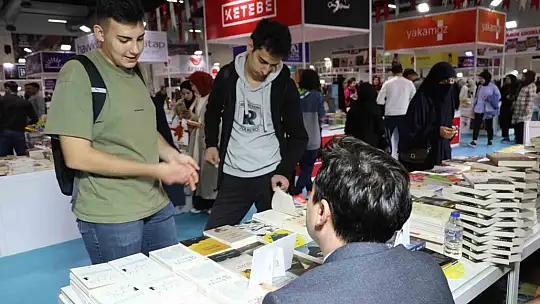 Kaymakam 'yazar' olarak fuara katıldı, öğrenciler şaşırdı