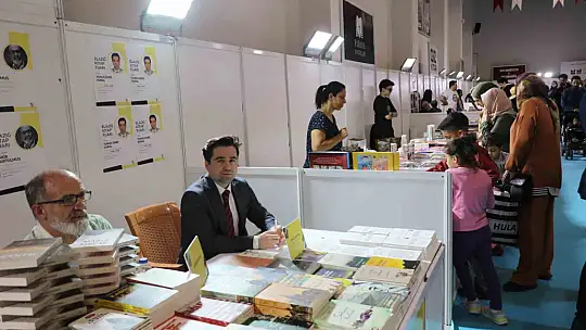 Kaymakam 'yazar' olarak fuara katıldı, öğrenciler şaşırdı