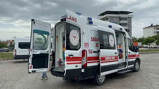 Kazada otomobile sıkışan sürücüyü itfaiye kurtardı