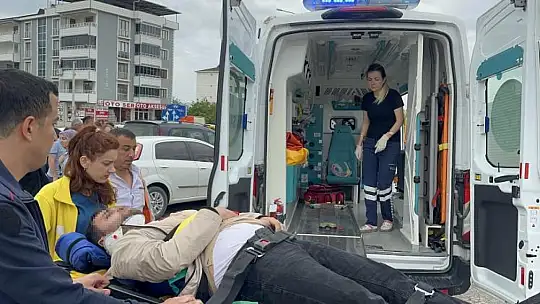 Kazada otomobile sıkışan sürücüyü itfaiye kurtardı