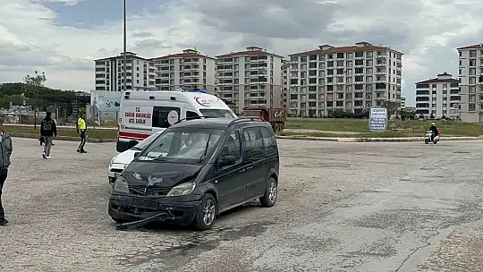 Kazada otomobile sıkışan sürücüyü itfaiye kurtardı