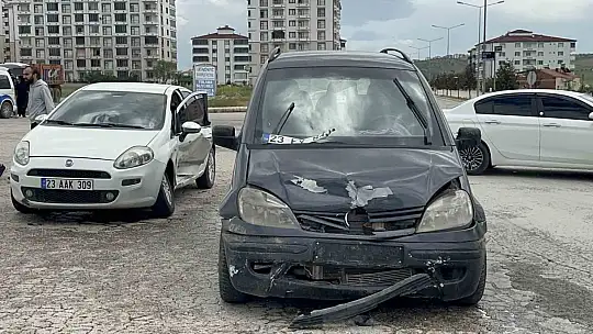 Kazada otomobile sıkışan sürücüyü itfaiye kurtardı