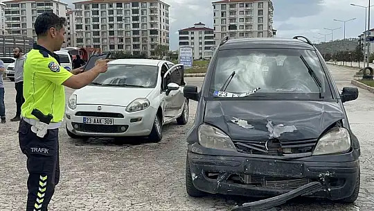 Kazada otomobile sıkışan sürücüyü itfaiye kurtardı