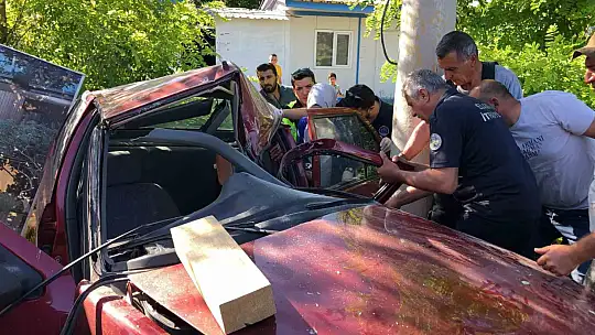 Kazada sıkışan sürücü 1 saatlik çalışmayla kurtarıldı
