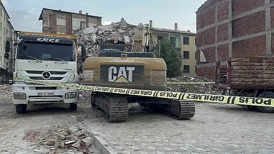 Kepçeyle kamyon arasına sıkışan işçi feci şekilde can verdi