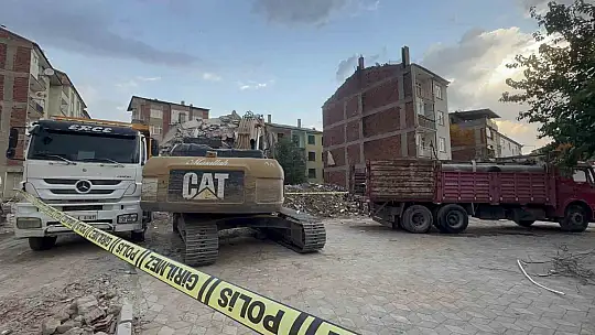 Kepçeyle kamyon arasına sıkışan işçi feci şekilde can verdi