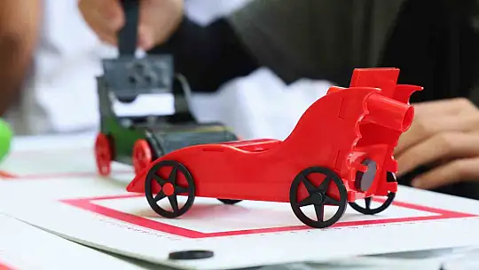 Kırsaldaki öğrenciler teleskopla güneşi gözlemledi, motor pervaneli maket uçak üretti