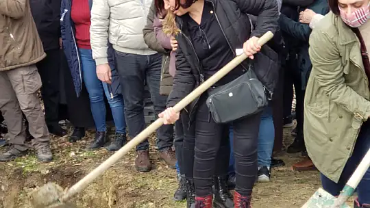 Kocasının katlettiği kadın toprağa verildi
