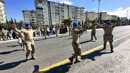 Komandolardan cadde ortasında zeybek gösterisi