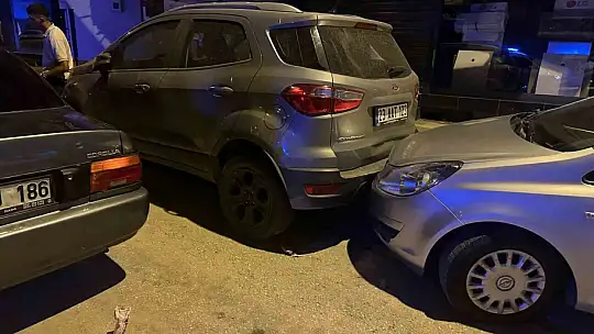 Kontrolden çıkan araç, park halindeki otomobillere çarptı