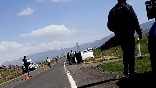 Köpeğe çarpmamak için manevra yaptığı araç takla attı: 2 yaralı