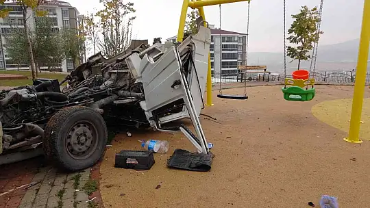 Kupası açılarak oyun parkına dalan kamyonetin sürücüsü hayatını kaybetti