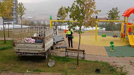 Kupası açılarak oyun parkına dalan kamyonetin sürücüsü hayatını kaybetti