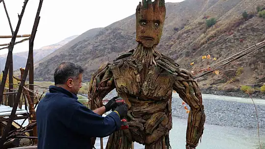 Kurumuş ağaç kökü ve dalları, sanata dönüşüyor