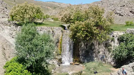 Kuruyan şelale yağmur sularıyla birlikte yeniden canlandı