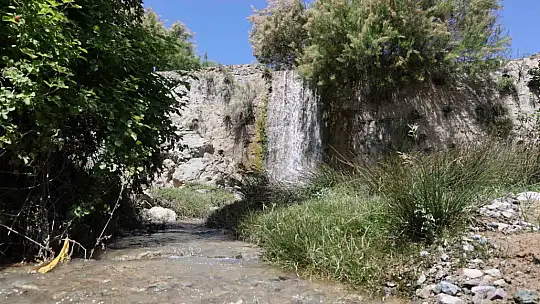 Kuruyan şelale yağmur sularıyla birlikte yeniden canlandı
