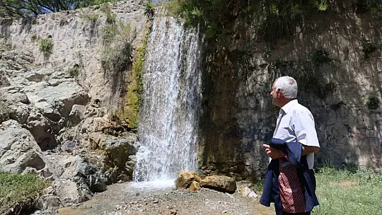 Kuruyan şelale yağmur sularıyla birlikte yeniden canlandı