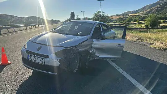 Lastiği patlayan otomobil bariyerlere çarptı: 3'ü çocuk 4 yaralı
