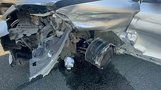 Lastiği patlayan otomobil bariyerlere çarptı: 3'ü çocuk 4 yaralı