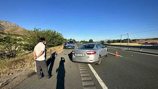 Lastiği patlayan otomobil bariyerlere çarptı: 3'ü çocuk 4 yaralı