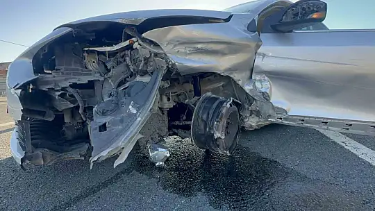 Lastiği patlayan otomobil bariyerlere çarptı: 3'ü çocuk 4 yaralı