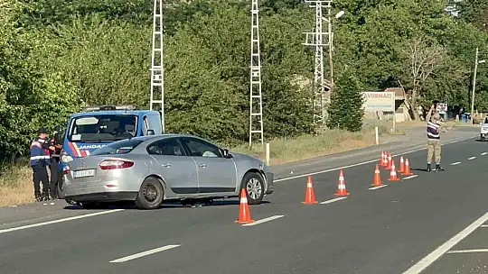 Lastiği patlayan otomobil bariyerlere çarptı: 3'ü çocuk 4 yaralı