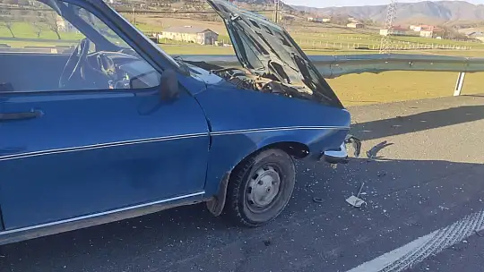 Lastiği patlayan otomobil bariyerlere çarptı