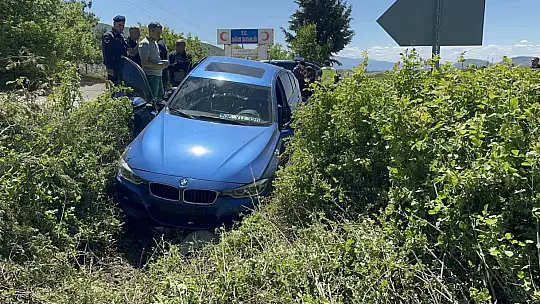 Lüks araç yoldan çıktı: 1'i ağır 2 yaralı