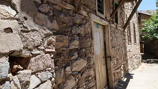 Maden ilçesi 15 tescilli yapısı ile dikkat çekiyor