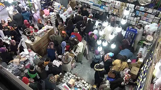 Mağaza açılışında indirimi duyan koştu, izdiham yaşandı