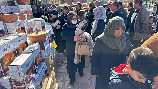 Mağaza açılışında indirimi duyan koştu, izdiham yaşandı