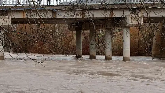 Arapgir'de Kozluk Çayı taştı