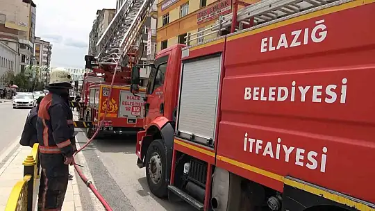 Metruk binanın çatı katında korkutan yangın