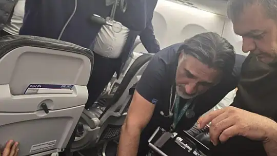 Milletvekili Erol, uçakta kalbi duran hastayı hayata döndürdü