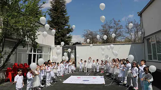Minik öğrenciler depremde hayatını kaybedenler için gökyüzüne balon bıraktı