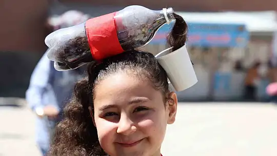 Minik öğrencilerden 'sıfır atık' defilesi