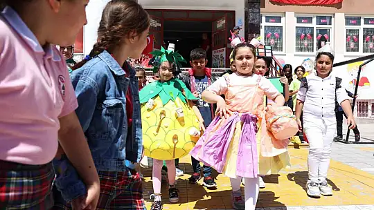 Minik öğrencilerden 'sıfır atık' defilesi
