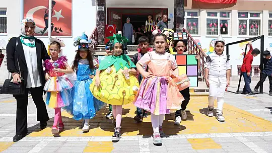 Minik öğrencilerden 'sıfır atık' defilesi