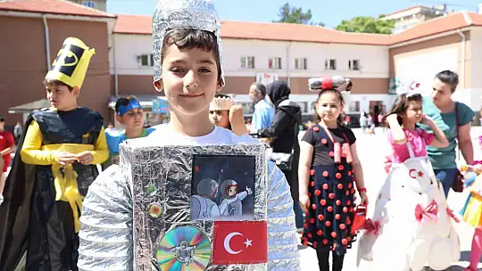 Minik öğrencilerden 'sıfır atık' defilesi