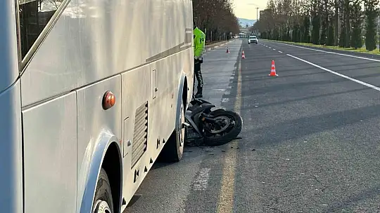 Motosiklet midibüsün altına girdi: 2 yaralı