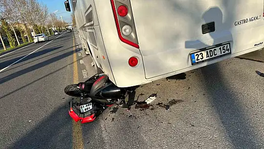 Motosiklet midibüsün altına girdi: 2 yaralı