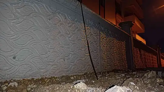Müteahhitle dağıtım şirketi arasındaki sorun apartmanı 8 aydır elektriksiz bıraktı