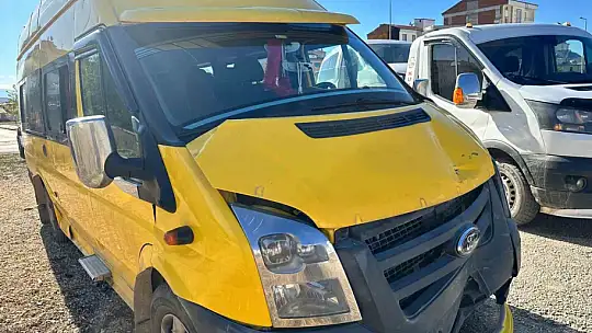 Öğrenci servisi hafif ticari araç ile çarpıştı: 2 yaralı
