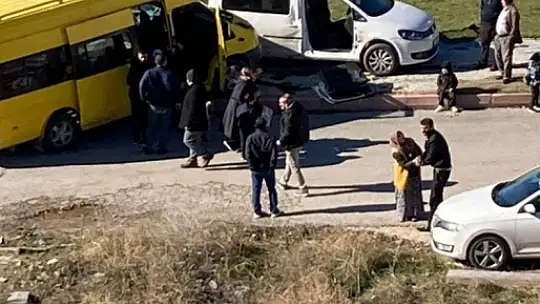 Öğrenci servisi hafif ticari araç ile çarpıştı: 2 yaralı